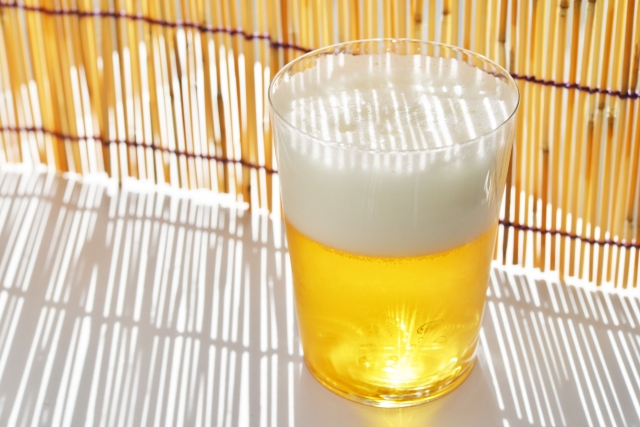簾とグラスビール写真